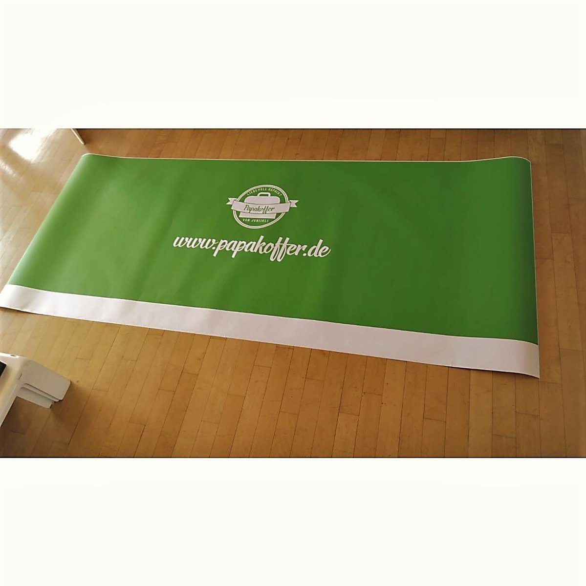papakoffer's tweet photo. Nur noch 13 x schlafen ... und dann ist nicht Weihnachten, sondern dann kannst du uns live auf der @babyweltde treffen! Die Vorbereitungen laufen auf Hochtouren. 💚 #papakoffer #papabox #papalapap #papawerden #baldpapa #schwanger #superpapa #papasurvivalkit #entbindung #gruen https://t.co/KfbAOPgjZQ