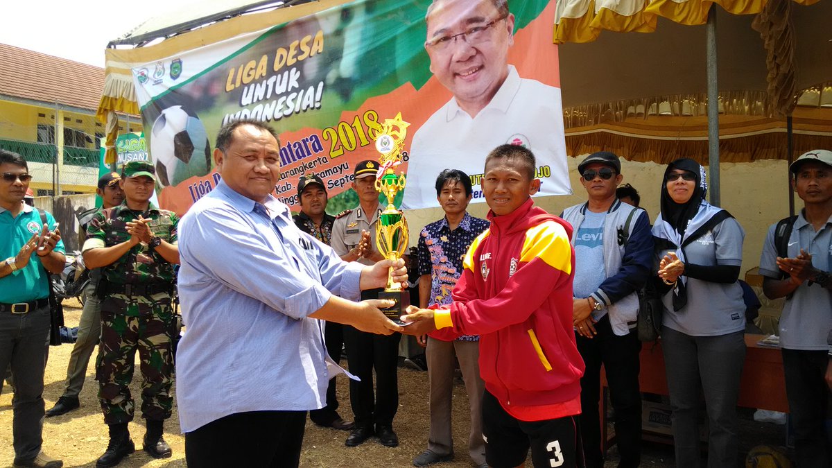 kotaindramayu's tweet photo. RT @jamanluthy: Selamat utk Bongas Raya FC sbg Juara 1 Liga Desa Nusantara Reg Indramayu 2018 https://t.co/x4eU8kqGp7 #kabarIMY
