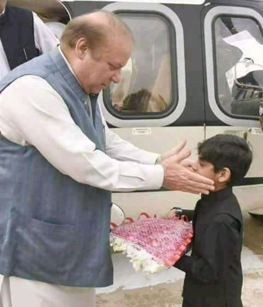 Sheraz40194547's tweet photo. میں گلاب کی پتیوں سے استقبال کروں 
میری گلی سے کبھی میرا قائد تو گزرے
تاحیات قائد نوازشریف❤
@MaryamNSharif 
#حکمران_ہو_گئے_کمینے_لوگ https://t.co/63740lDpPB