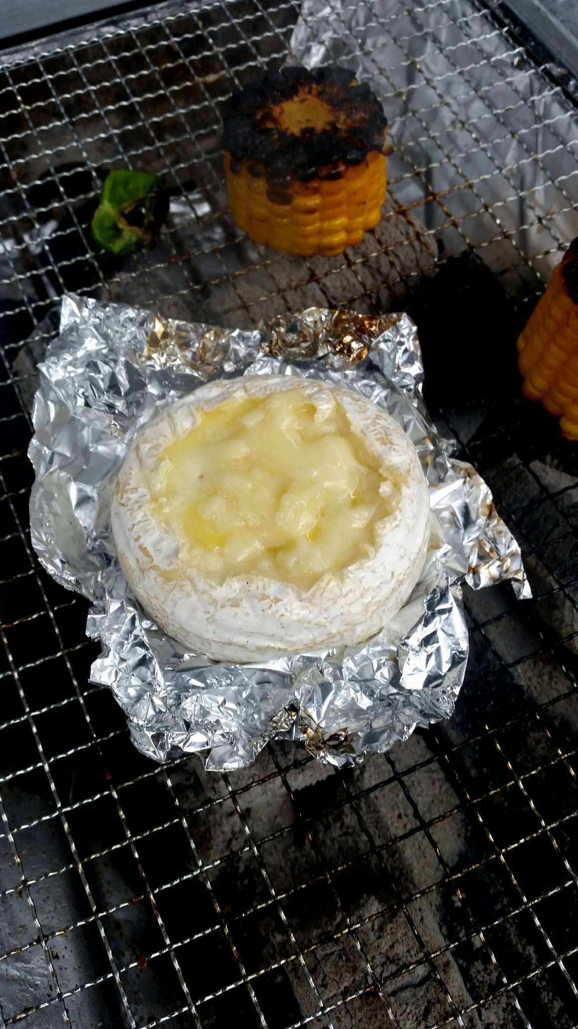 ぶらんか 今日のbbqオフ会はアルミを下に敷いてカマンベールチーズを置き ハサミでくり貫いてチーズ フォンデュにするlifehuckが個人的に一番響いた ちゃんと蕩けたチーズが具材にからむの ワインと合う T Co 1b8nkobudy Twitter