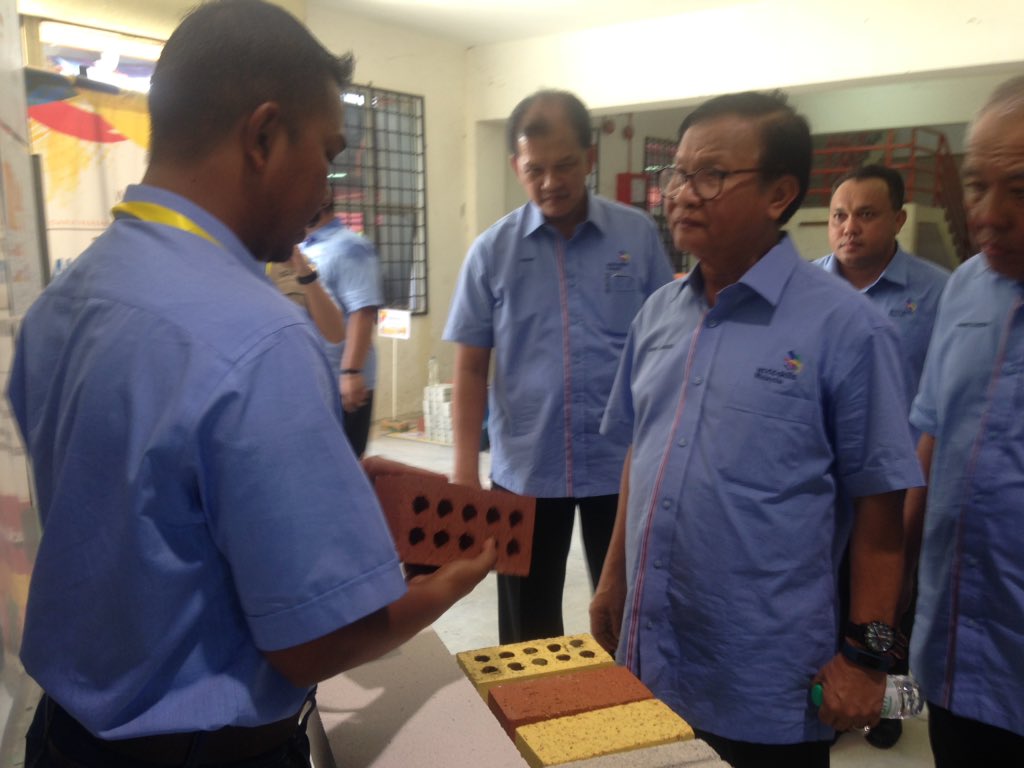 moworksmy's tweet photo. YBTM @HjAnuarTahir melawat tapak Pertandingan World Skill Malaysia Belia (WSMB) 2018 Peringkat Akhir yang berlangsung di ABM Wilayah Utara, Sintok, Kedah
@ZohariAkob @saranidollah @abdulrazak5559 @CIDBMALAYSIA1 @ABMUTARA
#WSMB2018 https://t.co/94oub9eX4q