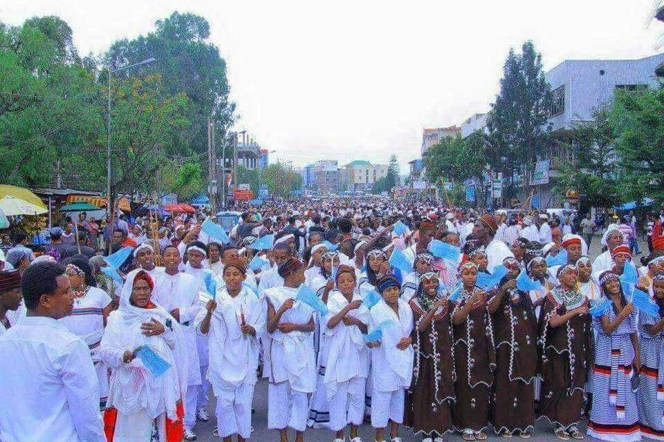 baseethiopia1's tweet photo. Thanks giving holiday of the Oromo People in Ethiopia Irreecha is celebrated to thank Waaqa (God) for the blessings and mercies they have received throughout the previous year.The thanksgiving is celebrated at the sacred grounds of Hora Harsadi (Lake Harsadi), Bishoftu, Oromia. https://t.co/fZoXOsonuP