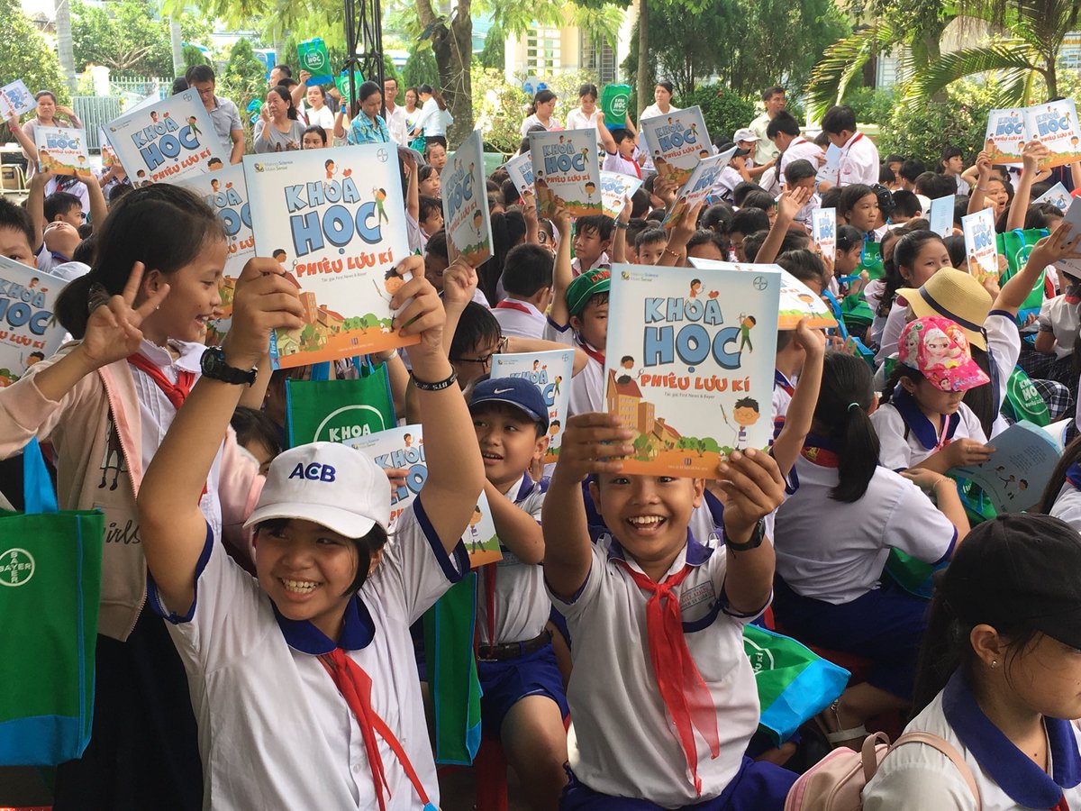 Mary_ChambersVN's tweet photo. Having hands-on science experience can change how children feel about science so @OUCRU_PE @bayervietnam have teamed up to set up science clubs in 20 rural schools in Mekong delta Vietnam #MakingScienceMakeSense https://t.co/4a1Mo0khVI