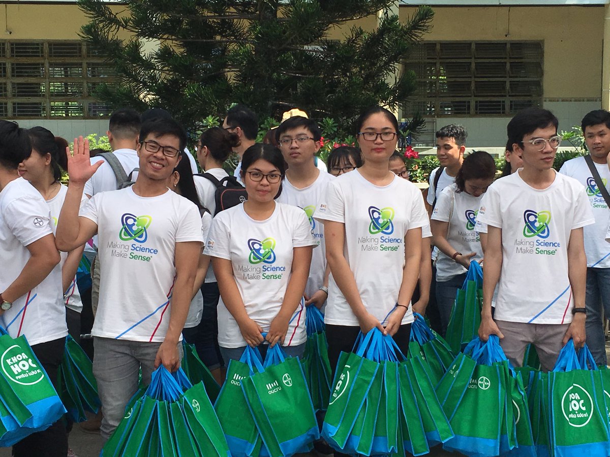Mary_ChambersVN's tweet photo. Big shout out to the 53 amazing volunteers from @OUCRU_Vietnam and @Bayer vietnam who helped give out home science kits to 500 children in Mekong delta region this morning #MakingScienceMakeSense https://t.co/9w1PqSaCz1