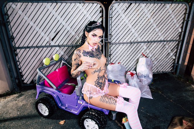 Took some photos of the trash baby tonight 📸 https://t.co/3eG8lQQ8Qc