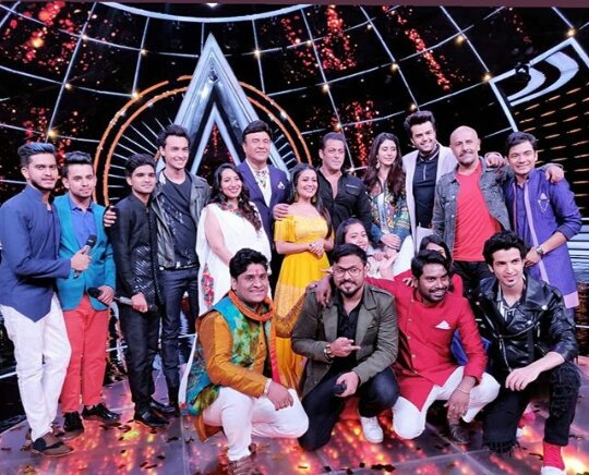 Ankush_Fanclub's tweet photo. @BeingSalmanKhan bhaai ka #SwagSeSwagat karne ki #IndianIdol ne kar li hai full #Taiyaari
TOO MUCH FUN K SAATH GUZREGI AAPKI #ShaniVaarRaatri wid #loveyatri
Toh dekhna na bhulein #IndianIdol10 8pm on @SonyTV aj #Ratri
And voting is not there SO DIL SE ENJOY KAREIN DIMAAG SE NHI https://t.co/Bu4lH8nNHi