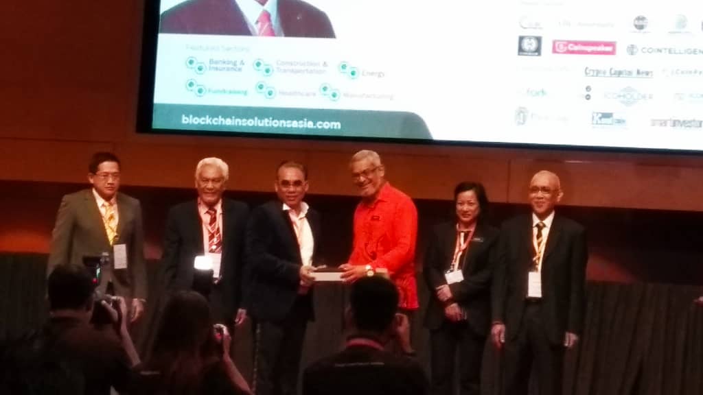 bcashpay's tweet photo. Bcahspay receiving a token of appreciation from the Minister YBhg YB Khalid Samad at Blockchain Solution Asia https://t.co/zm4FfQVklA