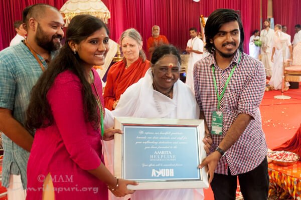 Amritanandamayi's tweet photo. The law of the universe and of life is selflessness. This is why selfish and egoistic people are unable to wholeheartedly enjoy life and be happy, because their behaviour is out of tune with the law of the universe. This creation unfolds to the same tune and beat. - #Amma https://t.co/HIyqDmHYKw