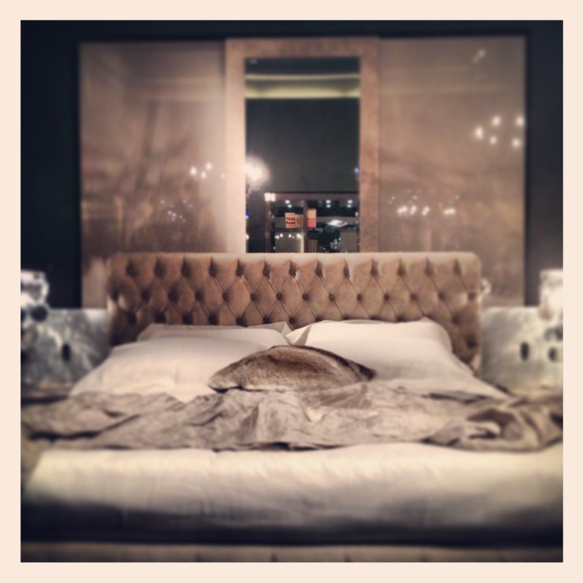Privilegecollec's tweet photo. #bed Aromia and #closet with #slidingdoors #luxury #luxurylifestyle #luxuryhomes #bedroom #madeinitaly https://t.co/rfYO6luvdT