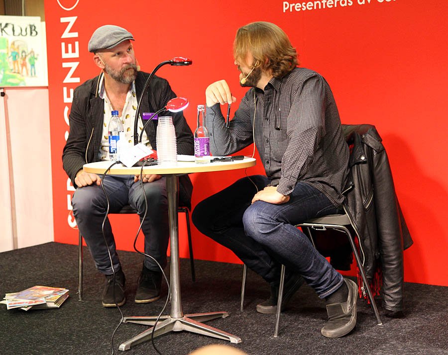 Caltex_98's tweet photo. Ytterligare #bokmässan2018 fredag: Jultomten civilklädd? Nej, #MikaelTegebjer! #KalleLind och #JimmyWallin berättar om sin serie #Statarna, #EllenEkman intervjuas på #Seriescenen om #HemmaHelaSommaren & #VeckanFöreBarnbidraget. #Serier #comics #Bokmaessan https://t.co/TgMtV5FS66