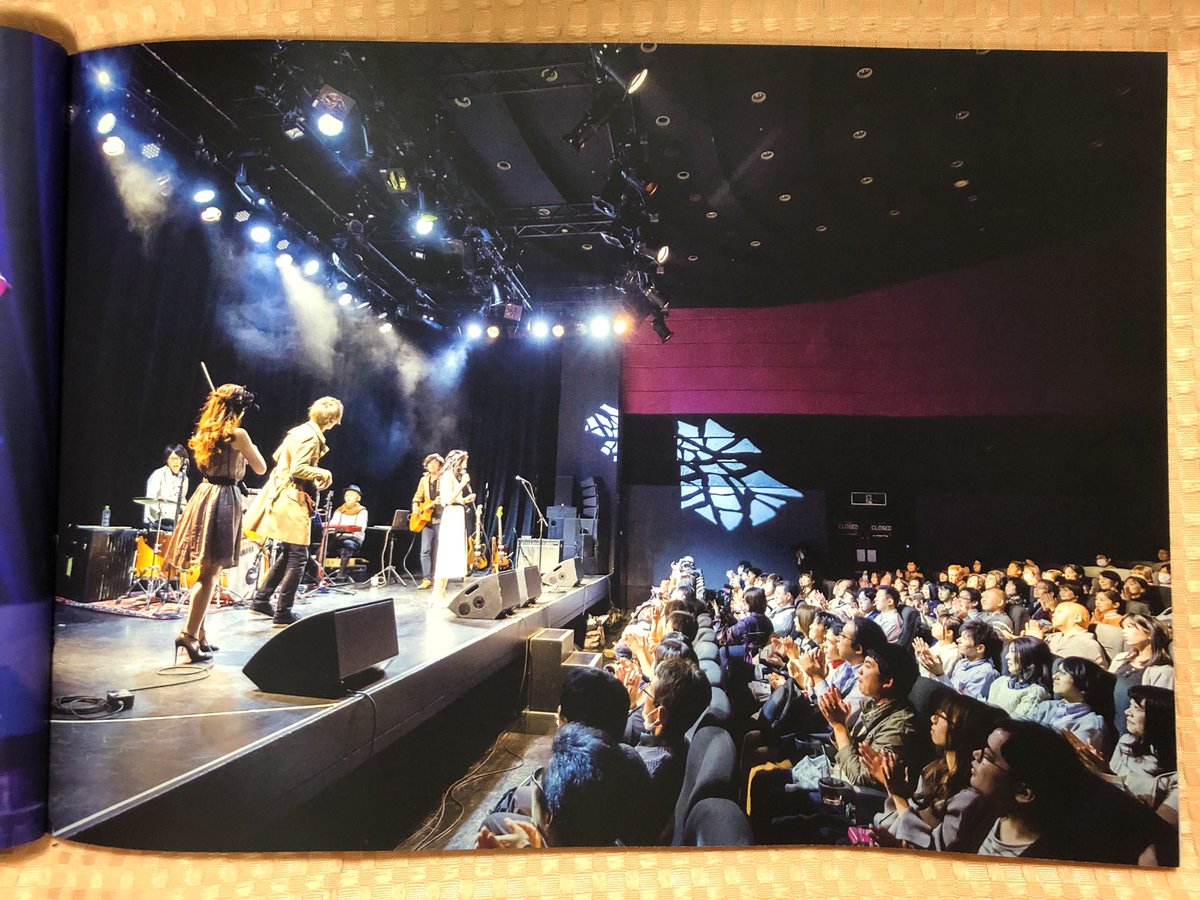 Dragon_Ueda's tweet image. 2月に渋谷で開催されたコハクノアカリのホールワンマンライブのとき撮影した写真がフォトブックとなり、いよいよ本日発売開始となります!✨
自分が撮影した写真がA4サイズ、全80頁の豪華写真集としてリリースされるなんて…本当に幸せ者だと思います☺️✨ ファンの皆さま、よろしくお願いします!!