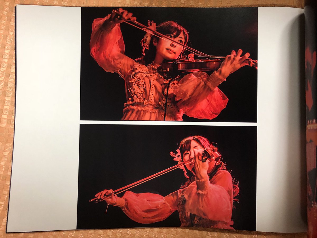 Dragon_Ueda's tweet image. 2月に渋谷で開催されたコハクノアカリのホールワンマンライブのとき撮影した写真がフォトブックとなり、いよいよ本日発売開始となります!✨
自分が撮影した写真がA4サイズ、全80頁の豪華写真集としてリリースされるなんて…本当に幸せ者だと思います☺️✨ ファンの皆さま、よろしくお願いします!!
