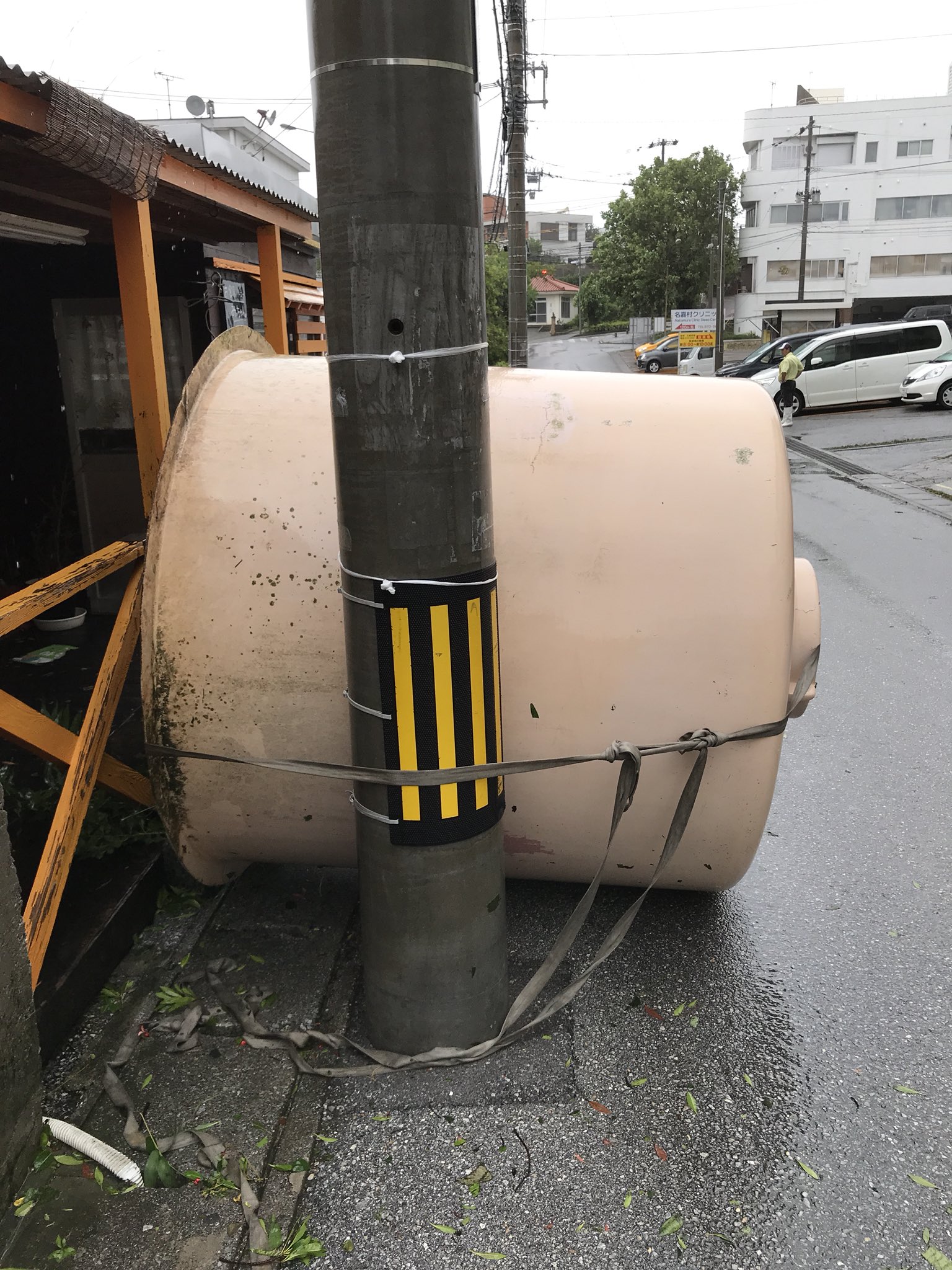 画像 病院の脇に落ちてました沖縄では建物に必ず設置されている 貯水タンクです 本来風で吹き飛ぶ物じゃありません今回の台風は 台風に慣れた沖縄でも規格外の物だという証拠 まとめダネ