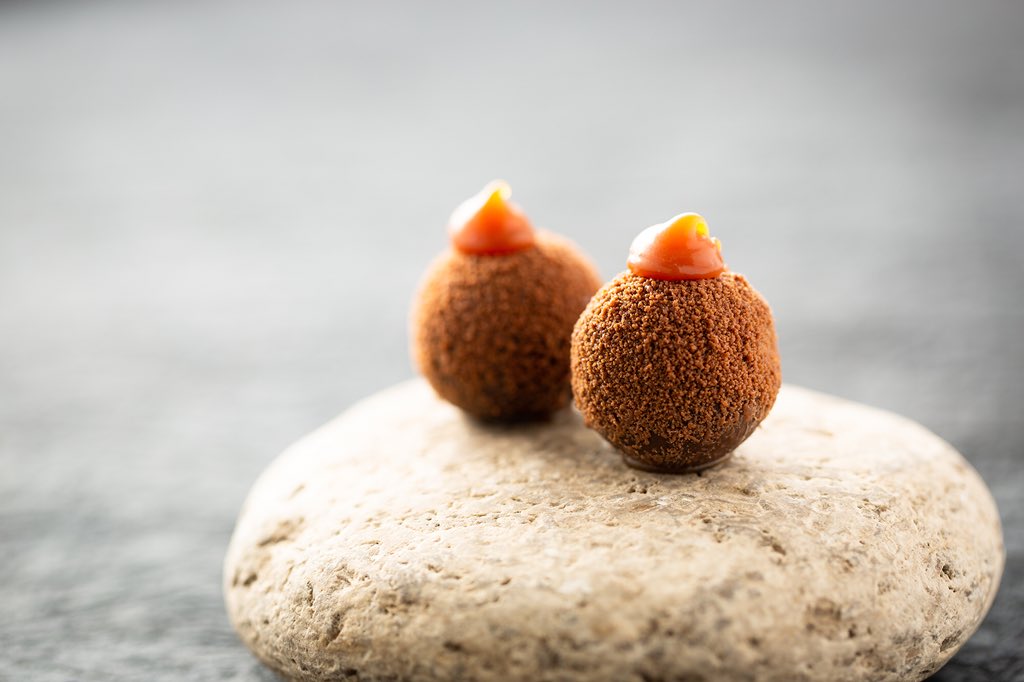 orangery_rh's tweet photo. Little chocolaty goodness #petitfours #goodfood #keeppushing #foodporn #foodgasm #chefslife #chefs #4rosettes #chocolate #peanuts #peanutbutter @RockliffeHall #orangery_rockliffehall https://t.co/uOAYIPZAS7