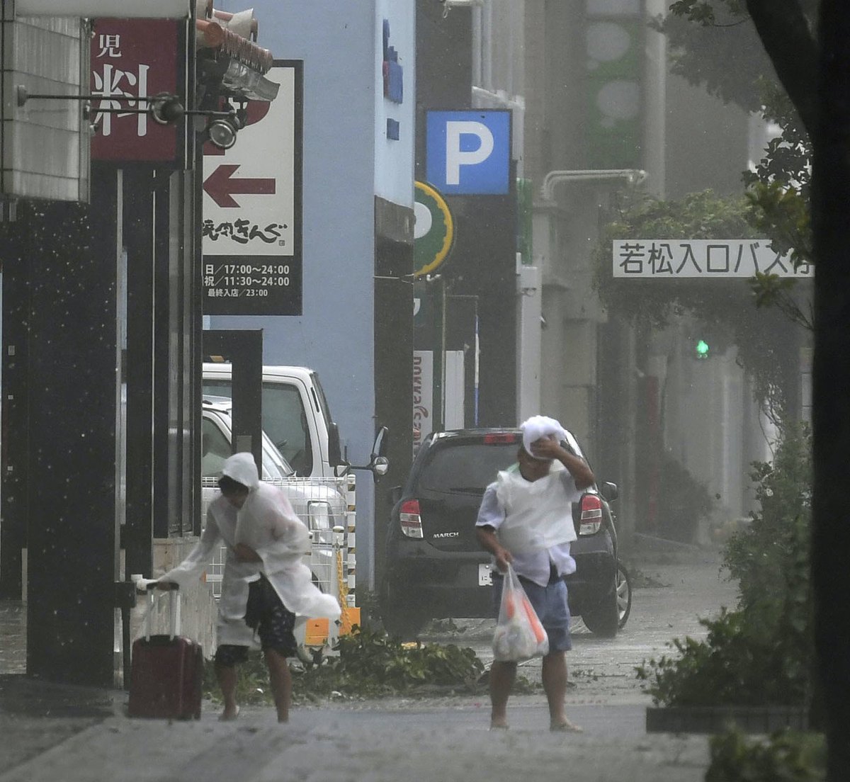 JapanToday's tweet photo. Powerful typhoon batters Okinawa; 386 flights canceled https://t.co/zThpldcxXZ https://t.co/yF89h0o3rI