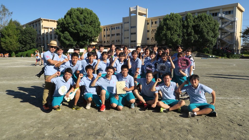 shibataruna's tweet photo. 最後の体育祭！
3日間過ぎるのあっという間すぎたけど
優勝できて本当に良かった😂

部対抗で最後に3年全員で走れてよかったし楽しかった！！！

とにかく良い思い出ができました！

3-2最高✨ https://t.co/sPbN9wXHsy