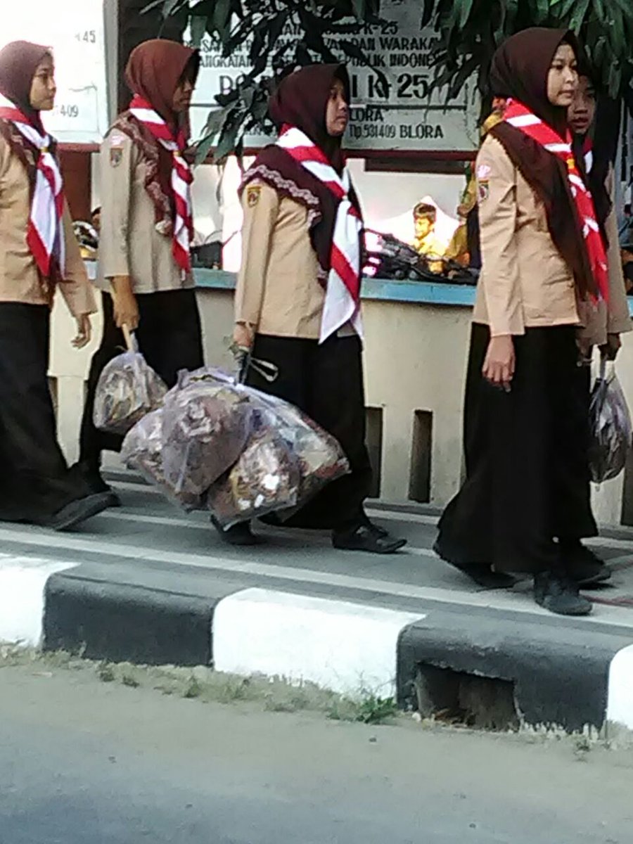 smkn2blora's tweet photo. 📷📷Aksi pungut sampah bersama Generasi Muda Peduli Lingkungan SMK N 2 BLORA. Dgn tujuan terciptanya lingkungan sekitar yg bersih, indah, dan nyaman 😊😊
Lingkungan aja kucintai.. Apalagi Negaraku 😊😊 https://t.co/QgPn3hNDbG