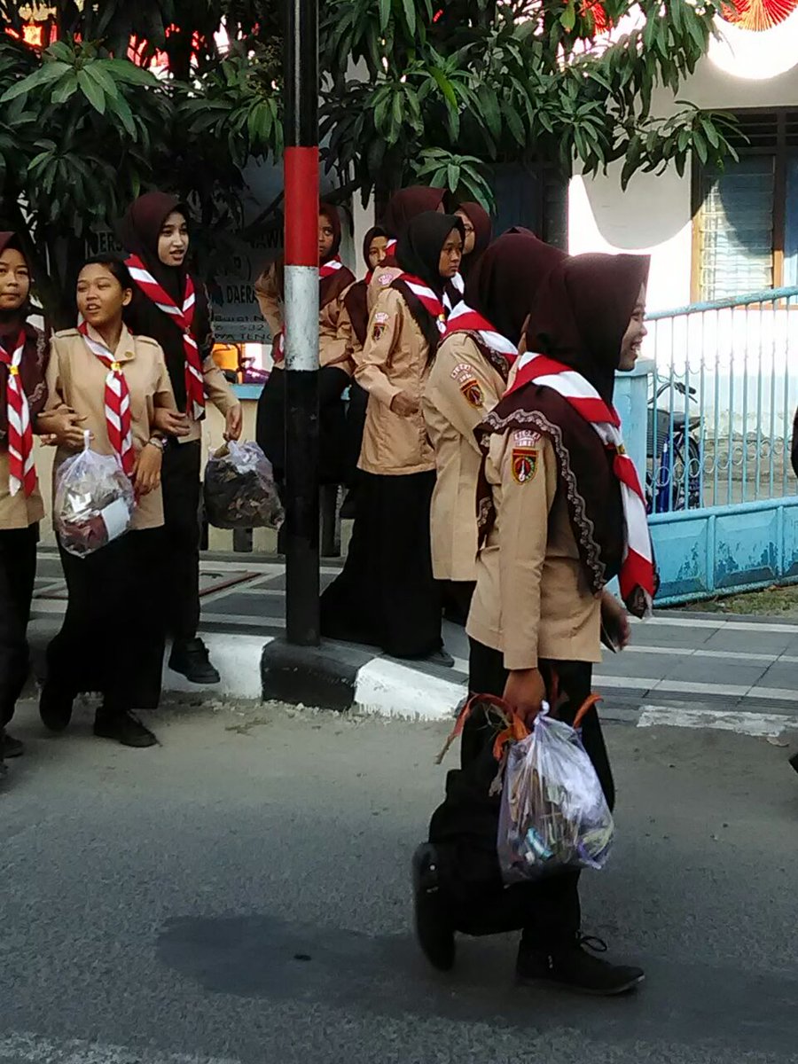 smkn2blora's tweet photo. 📷📷Aksi pungut sampah bersama Generasi Muda Peduli Lingkungan SMK N 2 BLORA. Dgn tujuan terciptanya lingkungan sekitar yg bersih, indah, dan nyaman 😊😊
Lingkungan aja kucintai.. Apalagi Negaraku 😊😊 https://t.co/QgPn3hNDbG