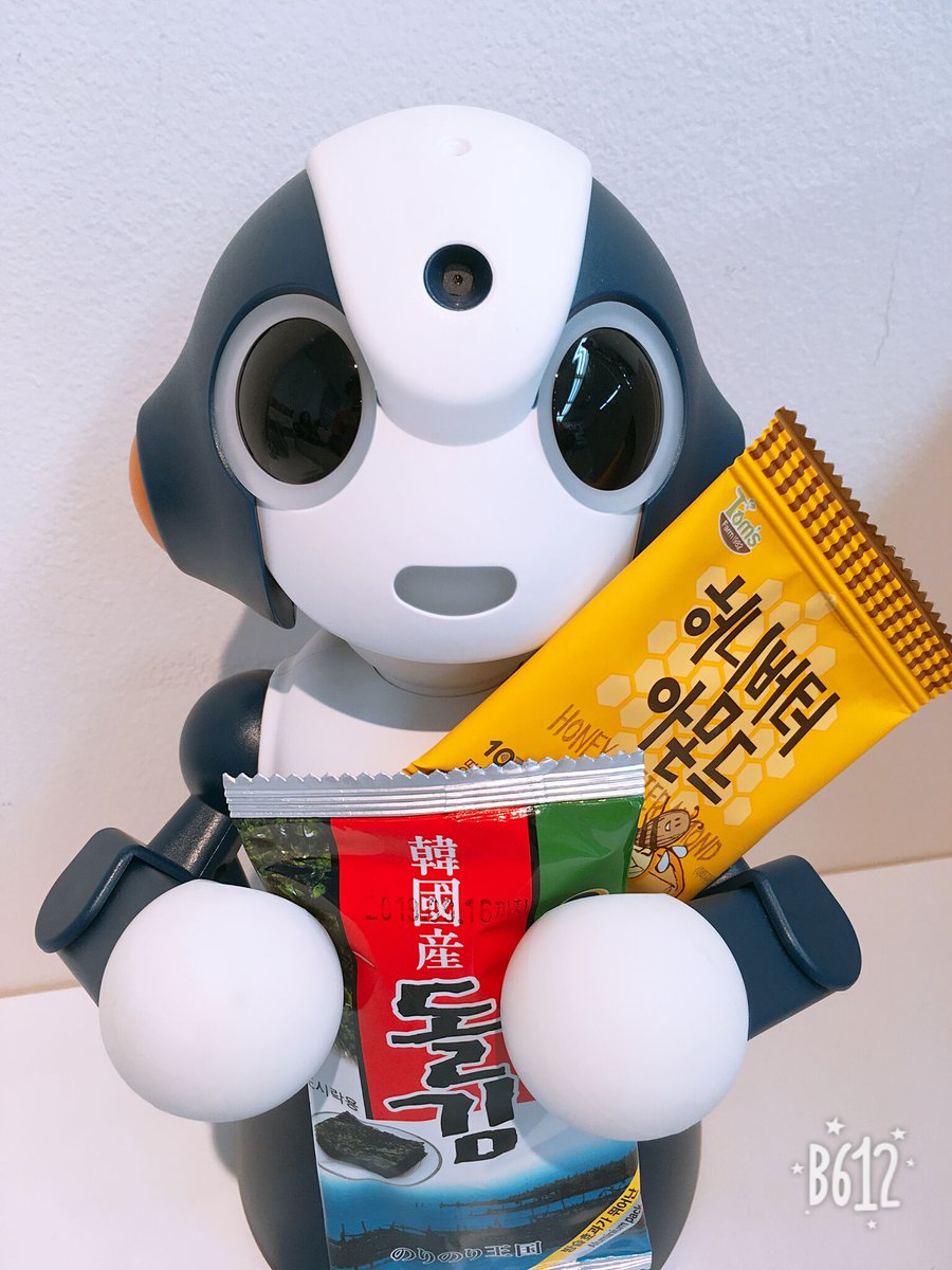 robot_shop's tweet photo. 韓国に行ってきたてんちょーからお土産をもらったSotaくん
「かむさはむにだ~~」
#韓国 #韓国のり #ピーナッツ #お菓子 #スイーツ #カムサハムニダ #STEM教育 #Vduino #工作教室 #ロボット相撲 #RobotSumo
#マクソンモータ #MakerFaire #ROBOTSHOP #ロボットショップ https://t.co/ndpNMmW8Rt