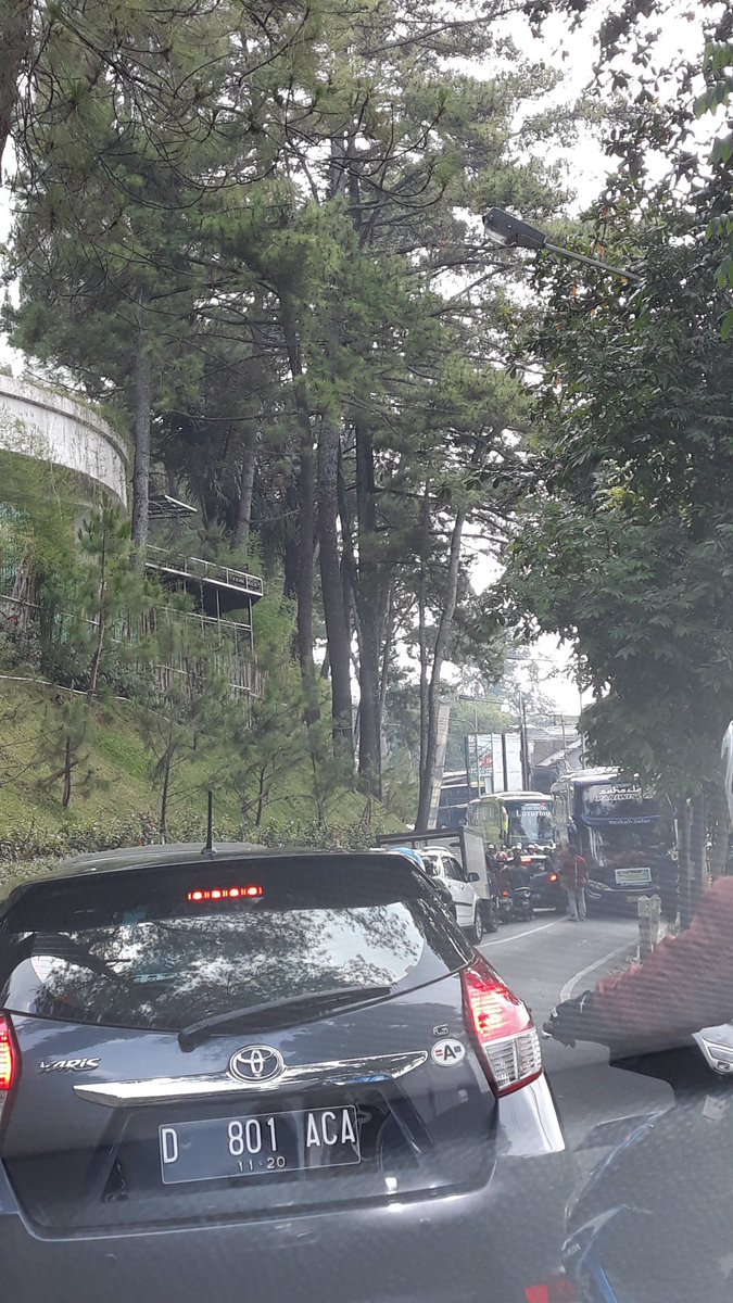 indrapuri's tweet photo. Macetos di bwh The Maj...si komo lewat..bknnya si komo hrs parkir d terminal dago yah?🤪 @PRFMnews https://t.co/bY1njtYdte