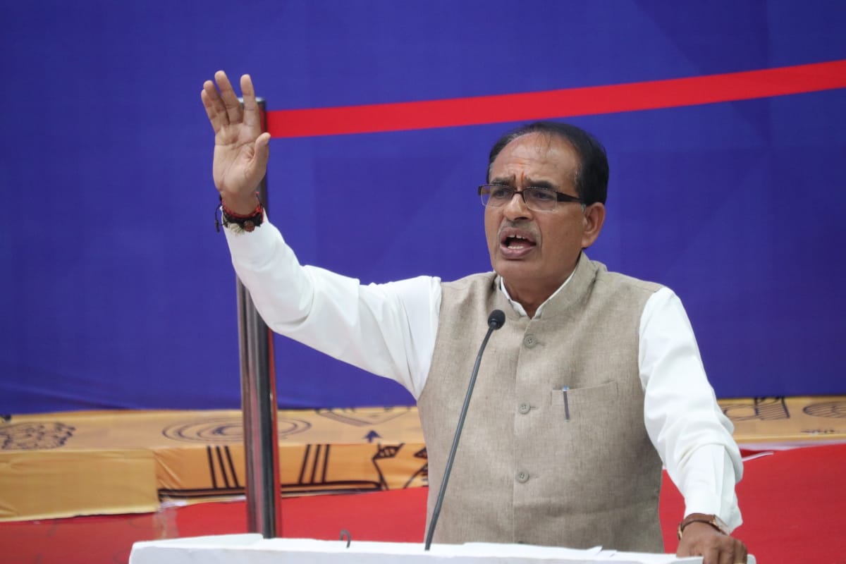 CMMadhyaPradesh's tweet photo. I can say with confidence that in the next 10 years, MP will become one of the foremost state. We have decided to start #IncubationCentres in #SmartCities . Free-of-cost space & funding through different schemes will be provided to young entrepreneurs: CM #MPStartupConclave2018 https://t.co/wkhGBbX9Pz
