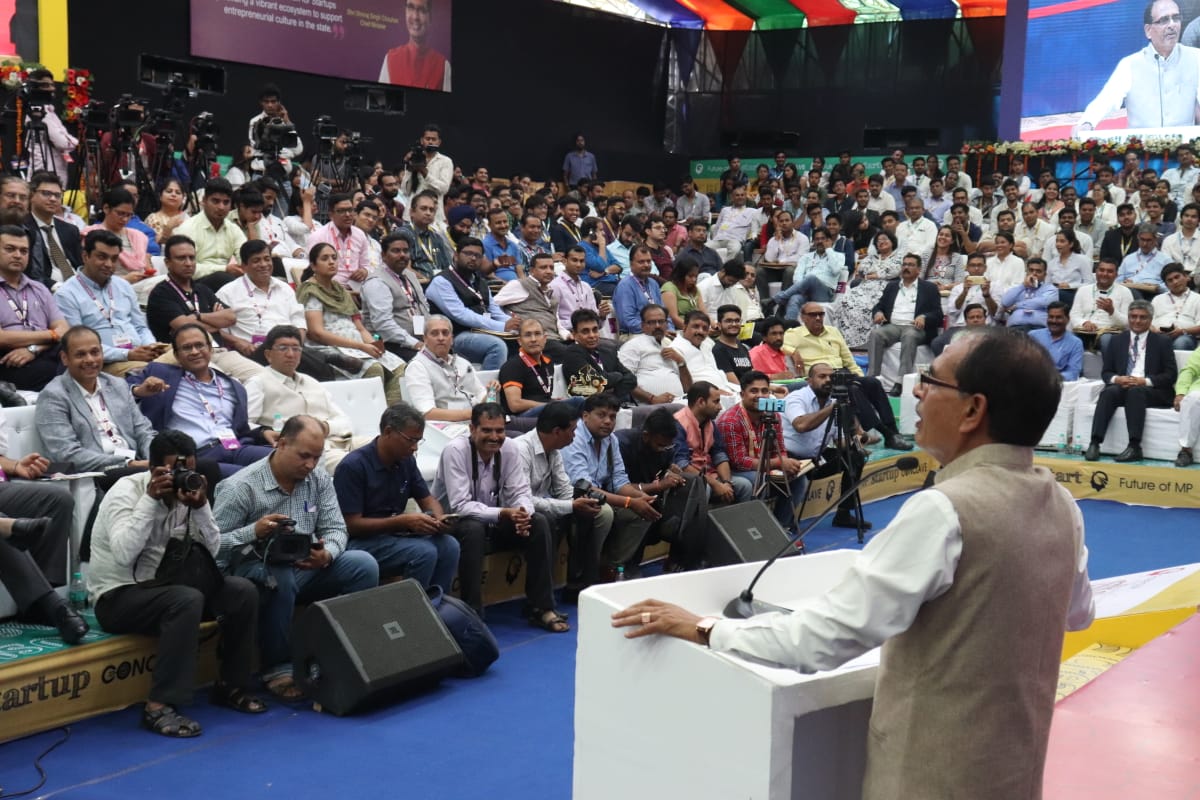 CMMadhyaPradesh's tweet photo. A loan up to Rs 10 Lakh without an interest will be given as seed capital. We are also planning to start Madhya Pradesh Entrepreneurs Network that will provide a proper networking platform to aspiring entrepreneurs: CM #MPStartupConclave2018 https://t.co/FgAdL2rB8u