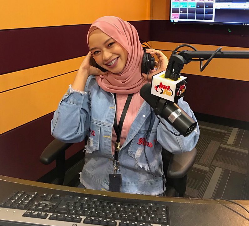 hotfm976's tweet photo. Sambil tengah menuju ke destinasi atau rehat dekat rumah tu, jom sampaikan ucapan anda semua bersama Fieyna... call 0377108822 ataupun whatsapp 0173028822 
#HelloHot https://t.co/ztiFdSQXTh
