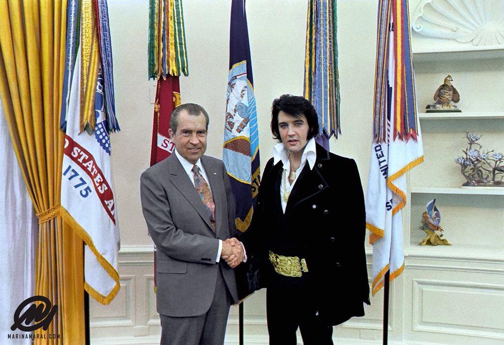 OldHistoryPics_'s tweet photo. Richard M. Nixon and Elvis Presley at the White House - 12/21/1970. Photo by @marinamaral2. https://t.co/22uxt1ZYkT