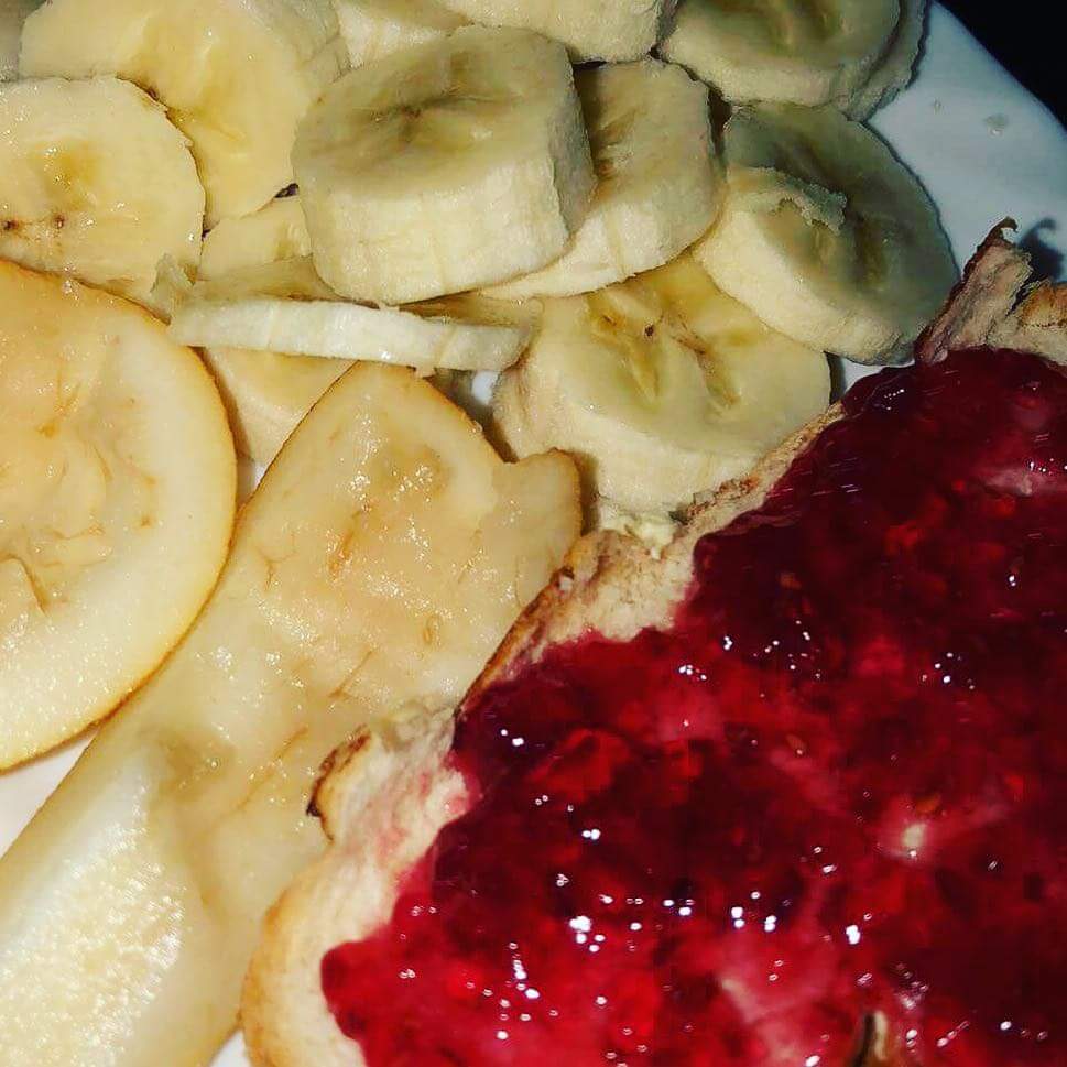 celestial_foods's tweet photo. Jammy cake with some fruits: Banana and pear! 🥠🍌🍐🤩
#foodporn #food #foodphotography #foodstagram #foodlover #healthyfood #mutimiteszel #jamcake https://t.co/Aw0WtAQe05