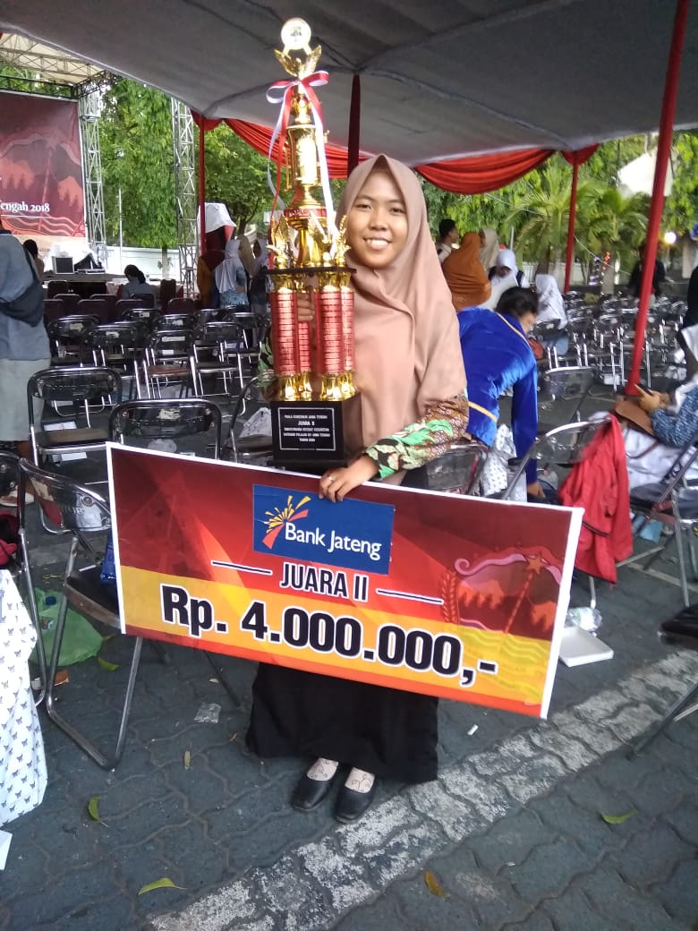 smkn2blora's tweet photo. 📷📷SMK N 2 BLORA kembali mengukir prestasi. Salah satu siswi atas nama Intan Dwi Rosiana berhasil meraih Juara II Lomba Maos &amp; Nyerat Geguritan se-Jawa Tengah. 🏆🏆
Mari kita slalu nguri-uri budaya Jawa agar tdk tergeser oleh budaya barat. 😊😊 https://t.co/U5ddH2RWsS