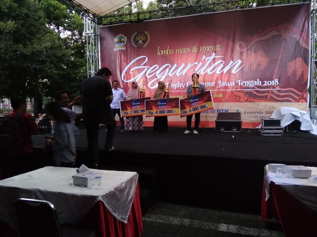 smkn2blora's tweet photo. 📷📷SMK N 2 BLORA kembali mengukir prestasi. Salah satu siswi atas nama Intan Dwi Rosiana berhasil meraih Juara II Lomba Maos &amp; Nyerat Geguritan se-Jawa Tengah. 🏆🏆
Mari kita slalu nguri-uri budaya Jawa agar tdk tergeser oleh budaya barat. 😊😊 https://t.co/U5ddH2RWsS