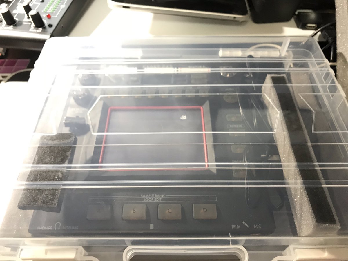 zonbi's tweet image. え？ちょっと待って！！KORG KP3+もアダプターと一緒に収まる。。。ポリウレタンで間仕切りしたら完璧。。
この子、なんて有能なの。
感動😂😂😂
明日、ダイソーのアタッシュケースを大人買いしてこよ。

#KORG #KAOSSPAD