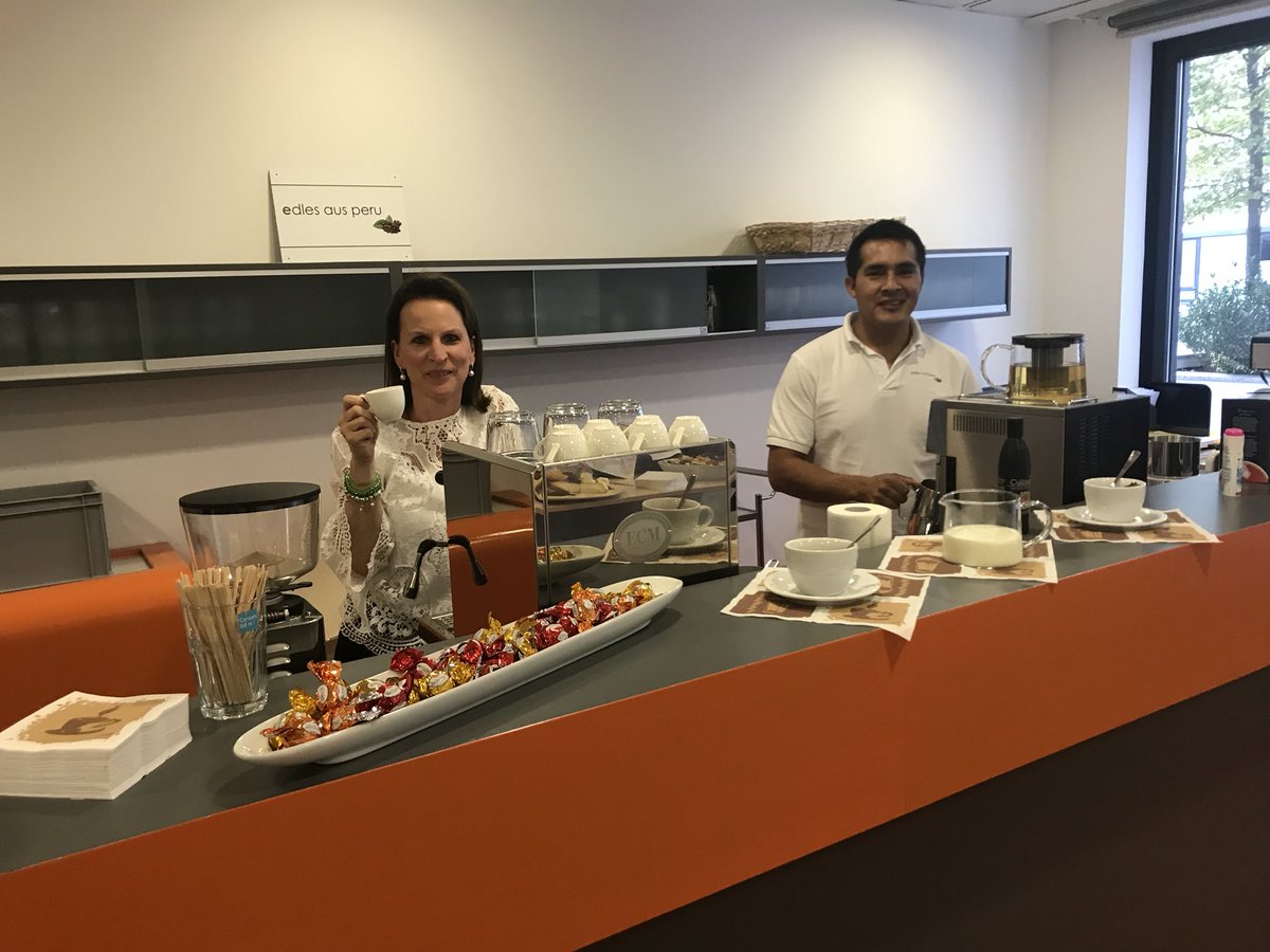 SoCraTesFranken's tweet photo. Für Tee und Kaffee ist dank @edlesausperu und #Innoq gesorgt. #scdf18 https://t.co/D9oTEujgOK