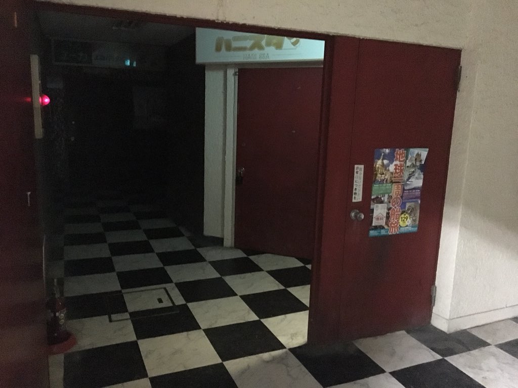 自動車美術研究室 中野ブロードウェイのすぐ横にあるワールド会館 地下と上層階は廃墟 T Co Cnyl24zx8a Twitter