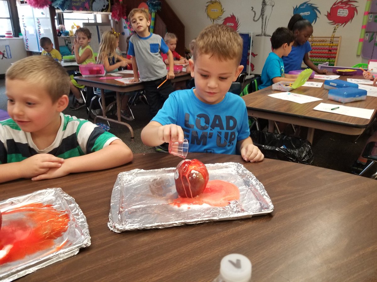 Seussteacher1's tweet photo. STEM activity. Cyr's kinders making apple volcanoes.  #educatinghornets @CBosse_HES https://t.co/FwrZfSyzYp