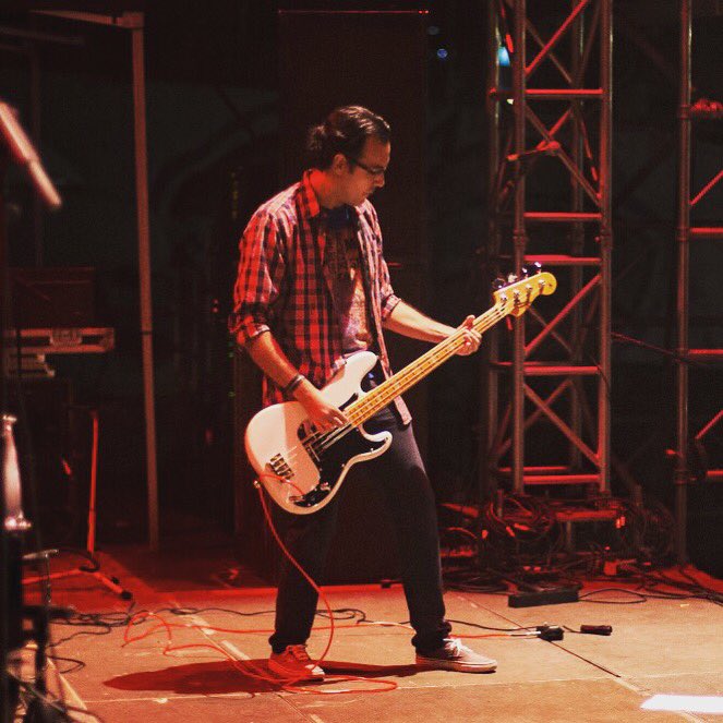 Plutoniers's tweet photo. @salva_em en #olaseptiembre 📷 @tallerdeleonardo 📷 #tonioylosplutonios #posiblementepunkpop #livegig #bass #squierbass #fender #trescantos #concert #precissionbass https://t.co/4JWTnVqS8P