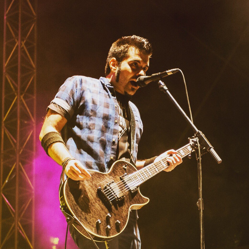 Plutoniers's tweet photo. @tonio_exposito en #olaseptiembre 📷 @tallerdeleonardo 📷 #tonioylosplutonios #posiblementepunkpop #livegig #trescantos #epiphone #vocals #guitar #frontman #live #show #rock https://t.co/YpYtanX1Wq