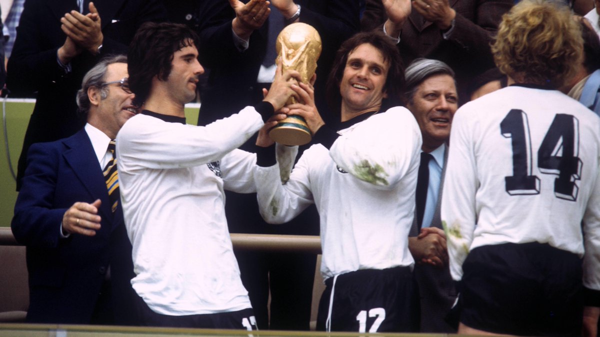 DFB_Team's tweet image. 7️⃣5️⃣ Alles Gute, Wolfgang #Overath! 🎁🎊 #Weltmeister #DieMannschaft