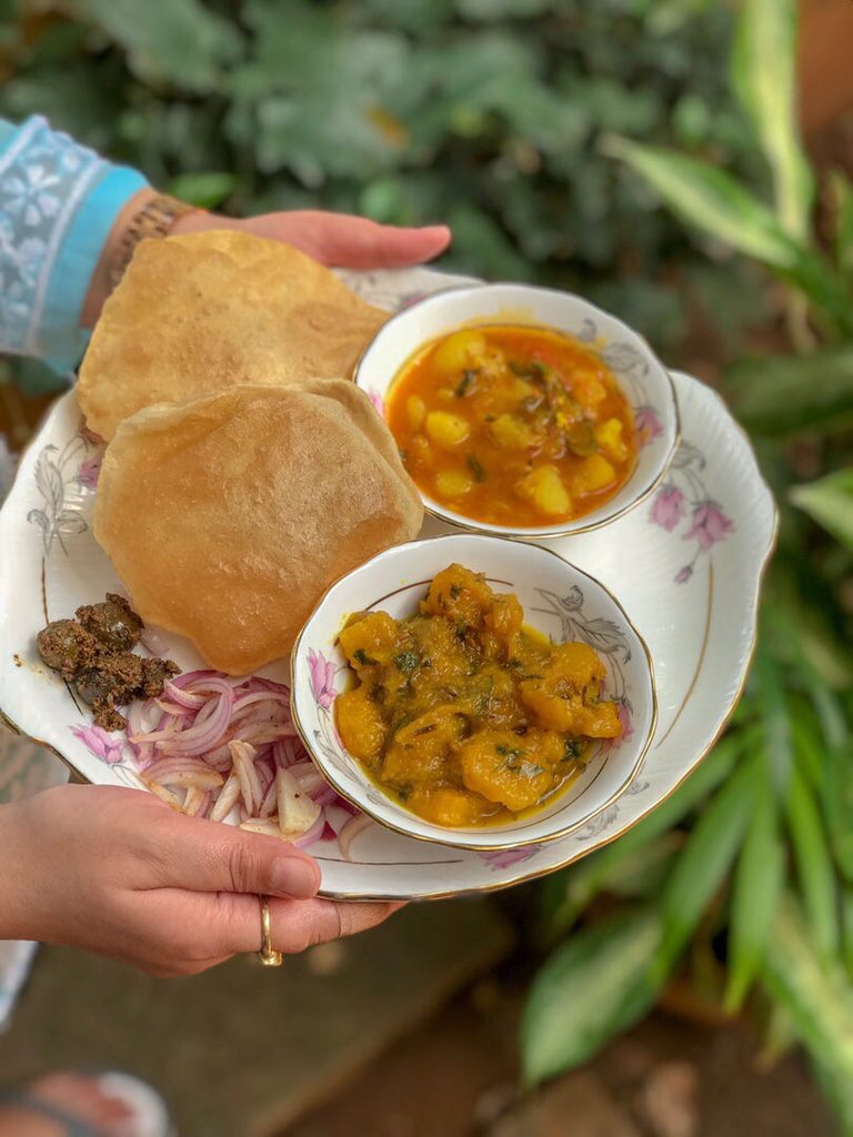 monikamanchanda's tweet photo. I have had pooris dancing in my head since I posted the pumpkin picture and everyone kept talking about pooris and khatta meetha kaddu. 
Made it this morning with some aloo ki sabji because sister sits firmly in the hate pumpkin camp 😬

#sinamonbreakfast https://t.co/iqH9fVicTg