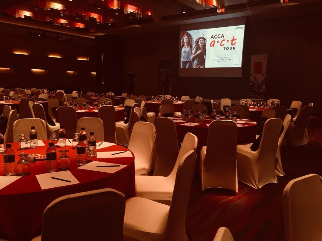 michellekc1111's tweet photo. It was a reverse-‘chipsmore’ moment at the @ACCAMalaysia ‘a.c.t’ Tour in #Penang yesterday. Check out the before &amp; after effect below! What an amazing turnout of more than 200 future #ACCA professionals eager to learn more of the supports in store for them. https://t.co/yZ9fUP4L5b