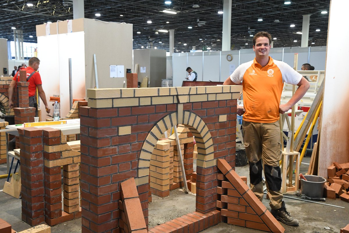 BouwInfraMensen's tweet photo. Mooi metselwerk Tim Klessens. Samen met #teamNL wachten we op het oordeel van de jury #Euroskills2018 @WorldSkillsNL @rocteraa https://t.co/erRu6ywzPB