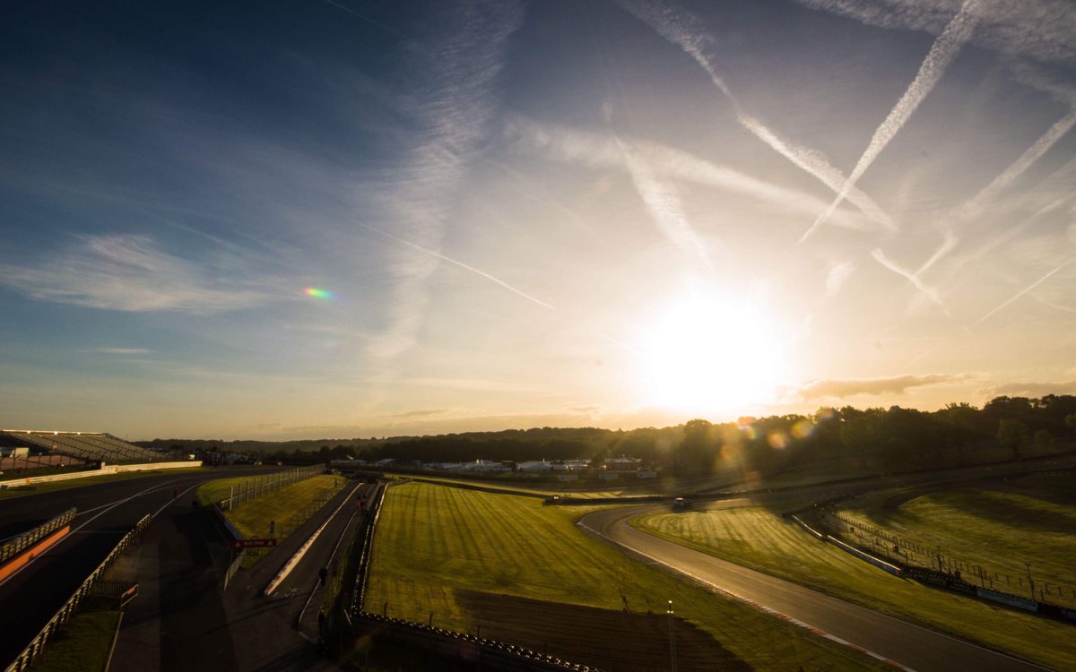 ColinTurkington's tweet image. The stage is set @Brands_Hatch and what a stunning morning.  ☀️ skies on the cards for the next two days!