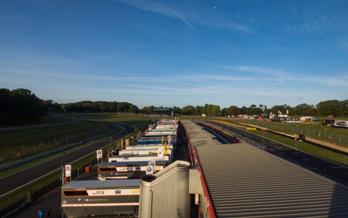 ColinTurkington's tweet image. The stage is set @Brands_Hatch and what a stunning morning.  ☀️ skies on the cards for the next two days!