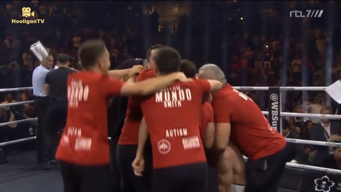 TomGill1533's tweet photo. Callum Smith mobbed by his 3 brothers and his pops! Great achievement! How proud must them Smith parents be! 🥊 #andthenew #mundo #WBSS #WBAsuper https://t.co/OLDeLMs5KK