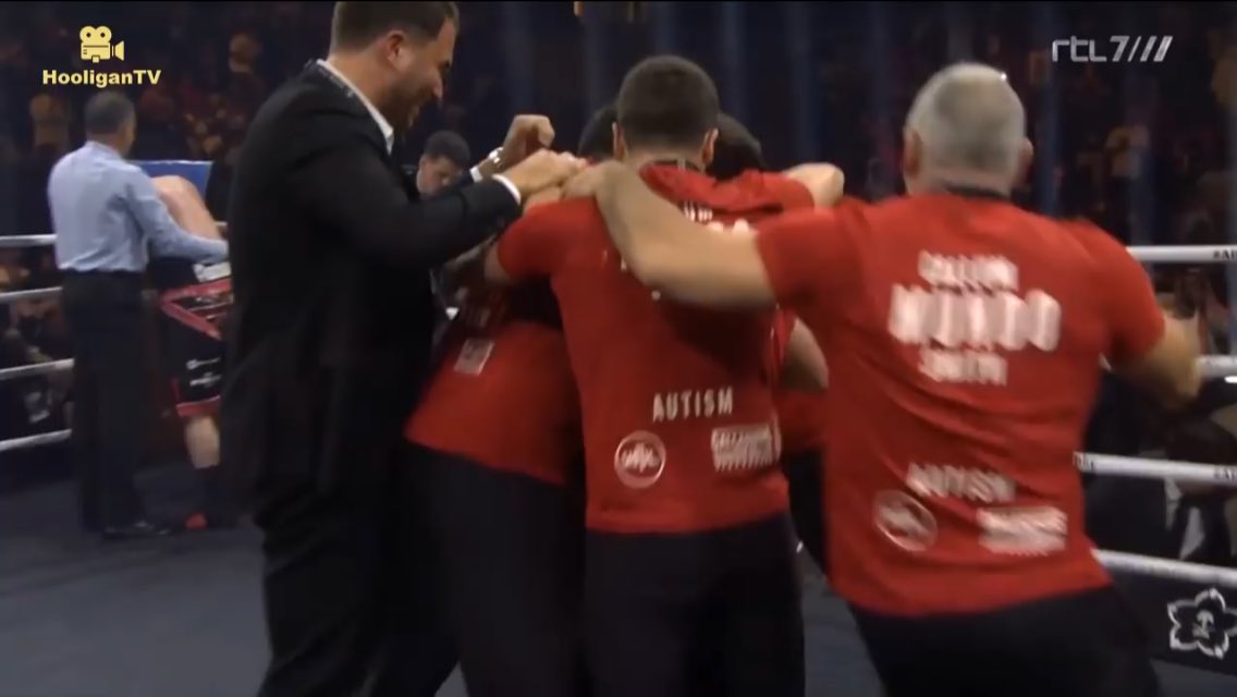 TomGill1533's tweet photo. Callum Smith mobbed by his 3 brothers and his pops! Great achievement! How proud must them Smith parents be! 🥊 #andthenew #mundo #WBSS #WBAsuper https://t.co/OLDeLMs5KK