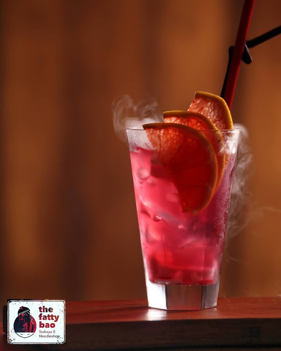 Cheers to the weekend! Try the Muddled Rose - Gin, Fresh Grapefruit Muddle, Passion Fruit and Rosemary blended together for the perfect cocktail! Choose from the Smoke And Mirror menu at The Fatty Bao - #Andheri !
*
#MuddledRose #Mumbai