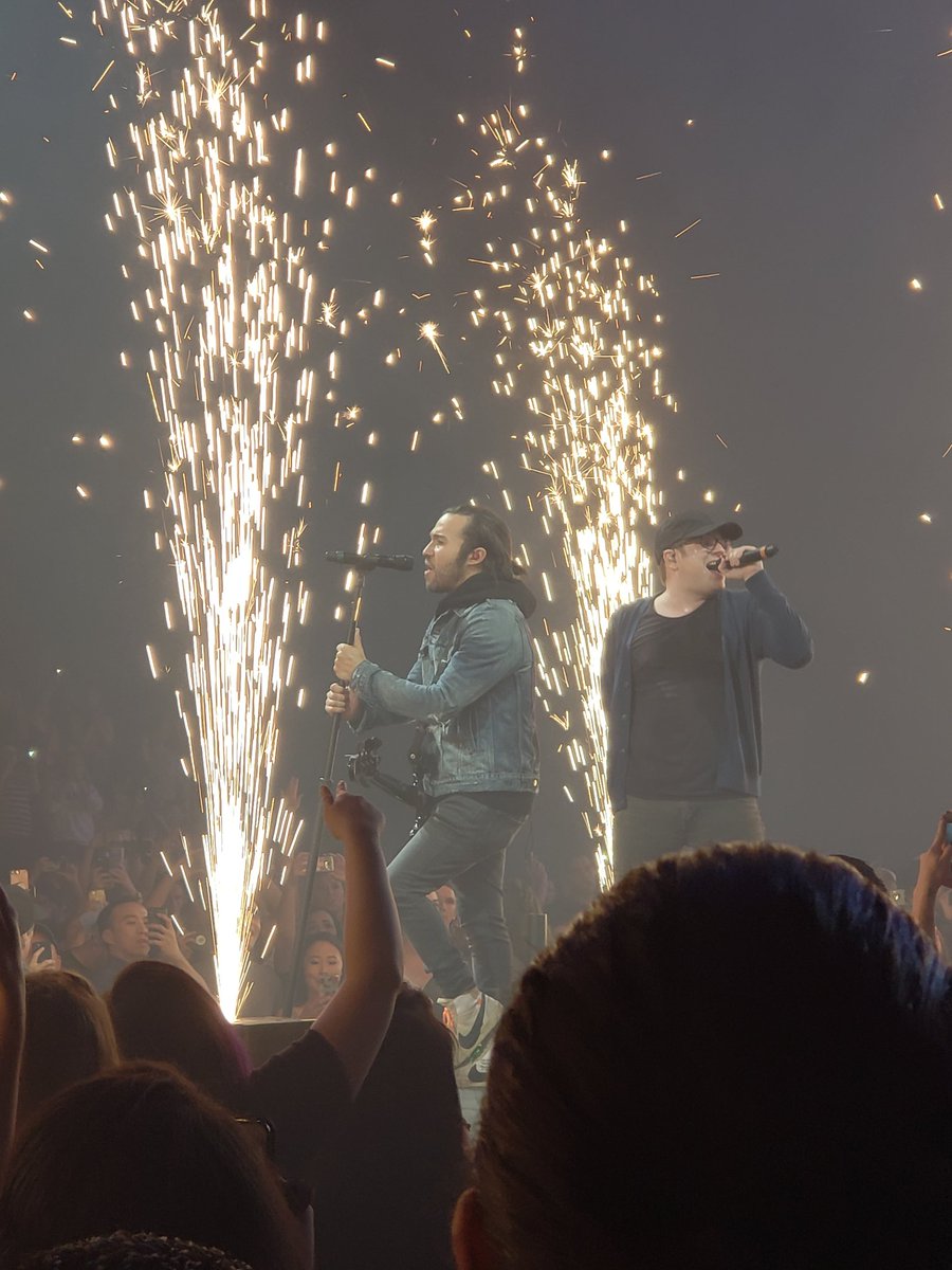sphecoid's tweet photo. them boys close up #FallOutBoyLive https://t.co/QLCNHM0tJY