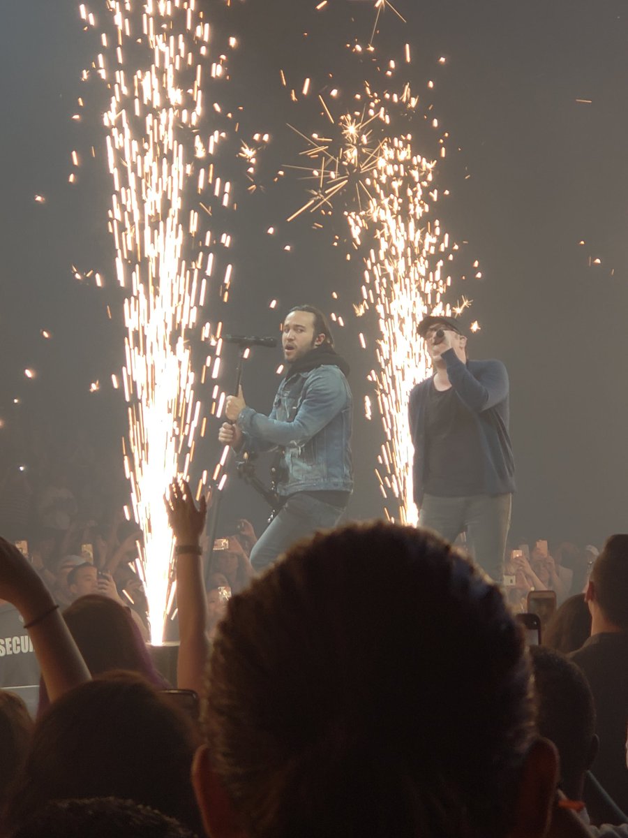 sphecoid's tweet photo. them boys close up #FallOutBoyLive https://t.co/QLCNHM0tJY