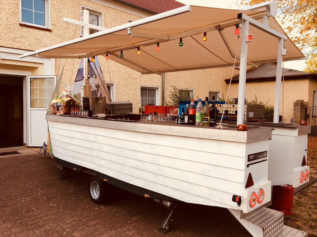 info_fireandice's tweet photo. Gestern durften wir zu Gast in einem kleinen niedlichen Dorf sein. Super Leute und es hat Mega Spaß gemacht. Wir sagen Danke.
#fireandiceevents #fireandicewildau #cocktailbat #jedemengespass #kleinesgeilesdorf #barboot https://t.co/ZsvsPjDFNj