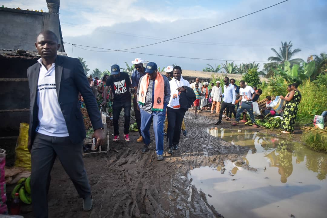 AkereMuna's tweet photo. Actuellement au Marché de #Santchou à #Dschang
La Nouvelle République sera au service de tous les citoyens !
Currently at #Santchou Market in Dschang.
The New Republic will serve all the citizens.
#237NOW #Akere2018 #Cameroon https://t.co/Og7W1tOe2r